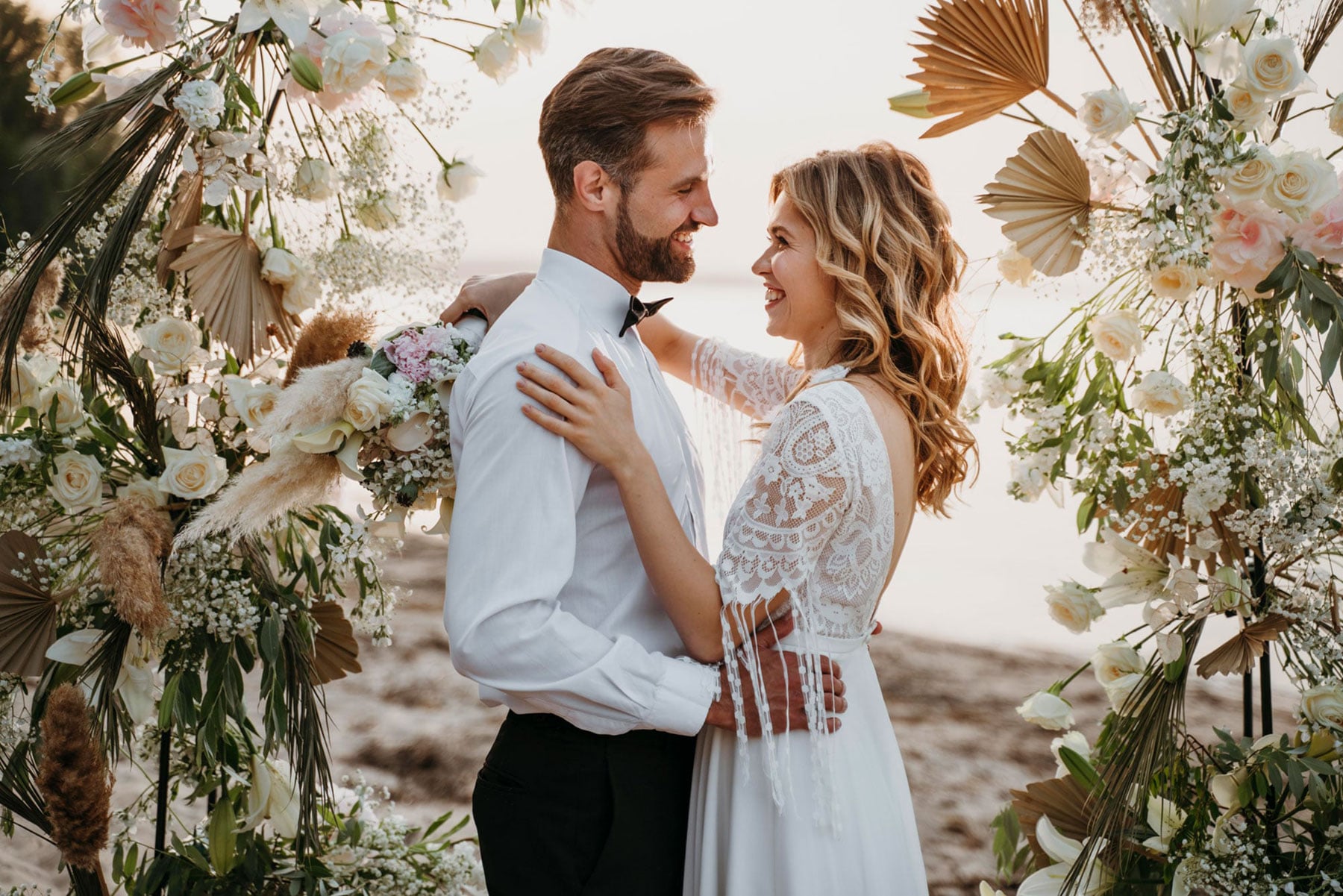 Hochzeit eines Brautpaares am Strand